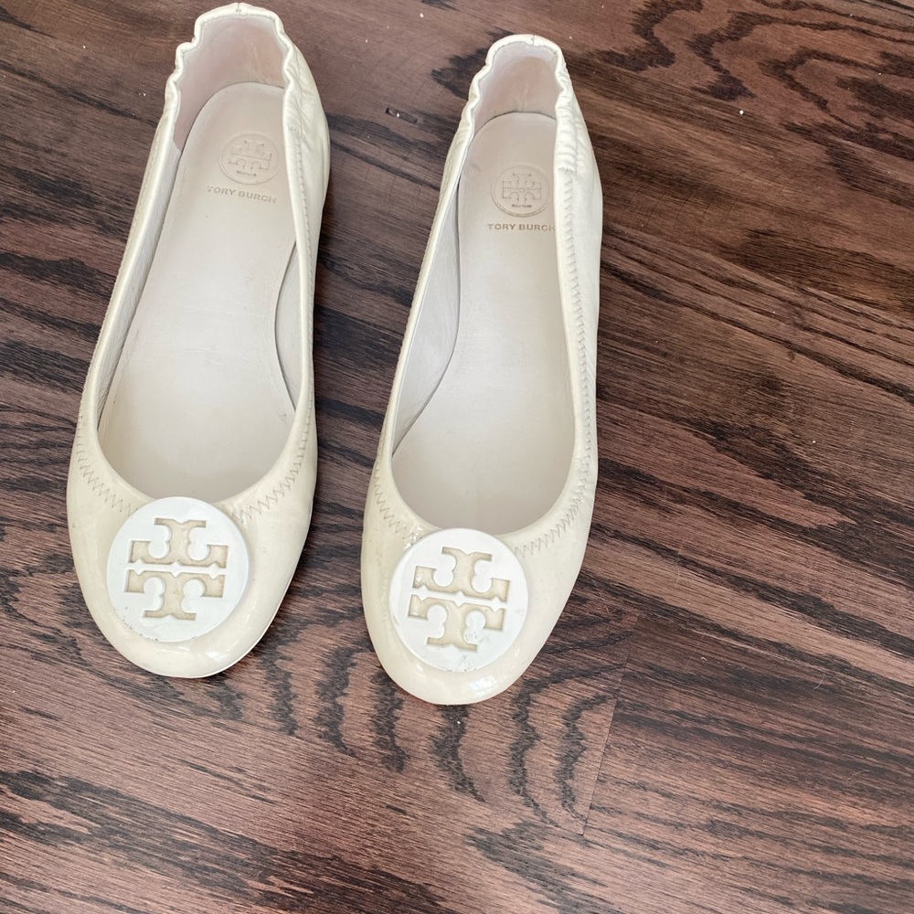 Tory Burch Patent white flats- in good condition